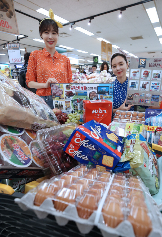 3일 서울 용산구 이마트 용산점에서 모델이 '10년 전 전단 가격보다 싸게'를 주제로 26주년 개점 기념행사를 홍보하고 있다.     연합뉴스